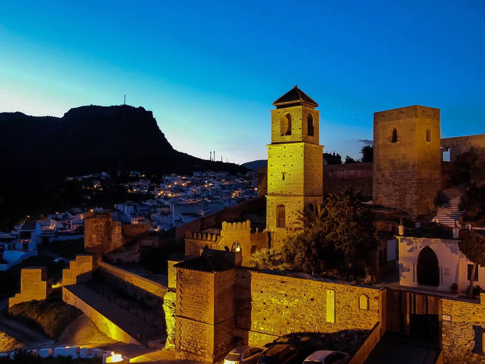 Iglesia de Álora iluminada de noche